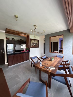 Área de comedor, vista hacia la cocina y living room