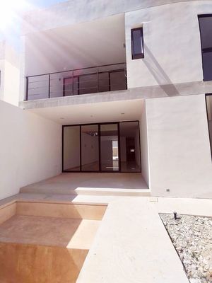 Casa en Venta de 4 Recamaras ENTREGA INMEDIATA en Privada Santa Gertrudis Merida