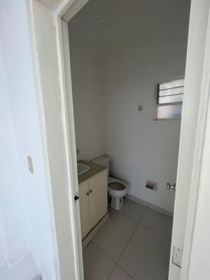 34. Medio baño cubículo 4 segundo nivel