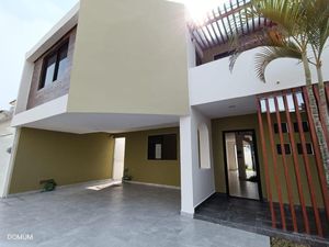 CASA RECIÉN REMODELADA Y MODERNIZADA EN LOMAS RESIDENCIAL