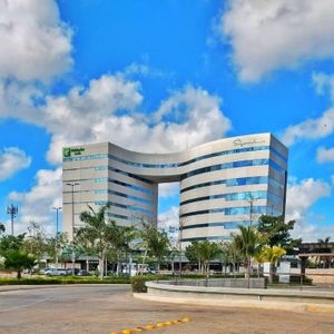 Renta de Lujosa Oficina en Edificio SkyWork Temozon Norte