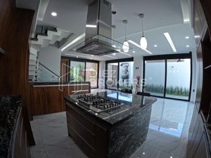 CASA EN VENTA CON ACABADOS DE LUJO EN VALLE IMPERIAL