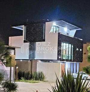 CASA EN VENTA CON ACABADOS DE LUJO EN VALLE IMPERIAL