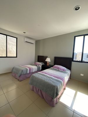 Casa nueva de 3 recámaras (1 en PB) con jardín en venta en Mérida