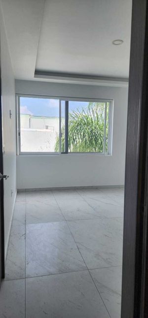 ¡Hermosa casa en Solares, lista para estrenar!