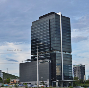 Renta de oficina en obra gris en zona Santa María, Monterrey.