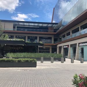 Renta de local en exclusiva plaza comercial en San Pedro Garza García.