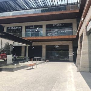 Renta de local en exclusiva plaza comercial en San Pedro Garza García.