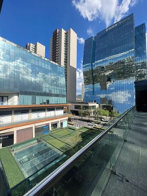 Renta de local en exclusiva plaza comercial en San Pedro Garza García.