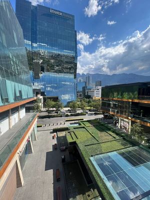 Renta de local en exclusiva plaza comercial en San Pedro Garza García.