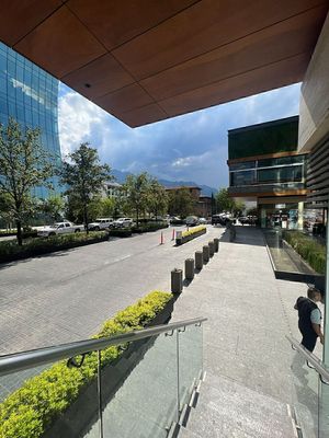 Renta de local en exclusiva plaza comercial en San Pedro Garza García.