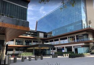 Renta de local en exclusiva plaza comercial en San Pedro Garza García.