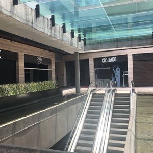 Renta de local en exclusiva plaza comercial en San Pedro Garza García.