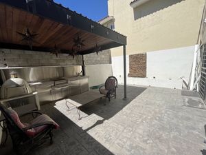 Area de patio, pergola y piso de cemento estampado.