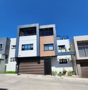 Casa en Venta en Privada, Amplia de 3 Niveles en Valle Del Pedregal