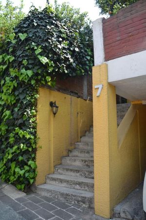 Venta de  Casa en Condominio en Lomas Altas  con jardín propio$18,000,000.00PG