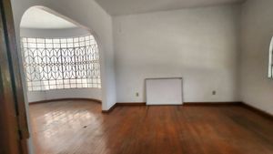 CASA EN VENTA CON USO DE SUELO HABITACIONAL MIXTO.