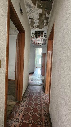 CASA EN VENTA CON USO DE SUELO HABITACIONAL MIXTO.