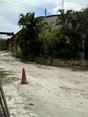 Terreno para patio de maniobras con oficinas sobre carret.  Merida-Progreso