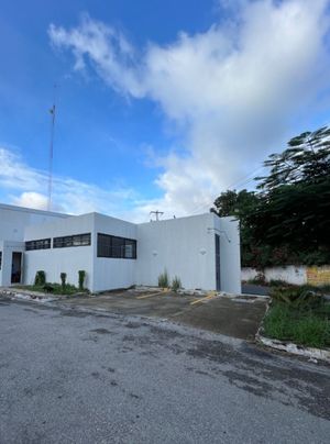 Local comercial con bodega de almacenamiento al Sur de Merida sobre Periferico