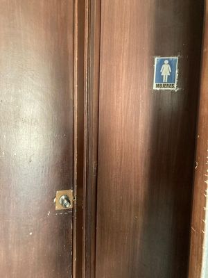 1 baño de hombre
1 baño de mujer 