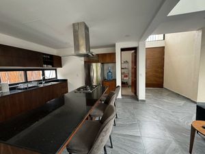 Cocina, entrada al cuarto de servicio