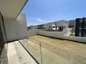 RESIDENCIA CON JARDÍN AMPLIO