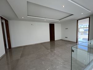 RESIDENCIA CON JARDÍN AMPLIO