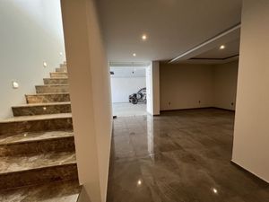 RESIDENCIA CON JARDÍN AMPLIO