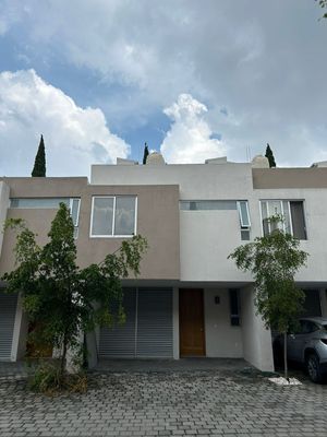 Gran casa dentro de periférico de 4 recámaras en El Colli