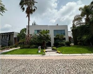 CASA EN VENTA EL CAMPANARIO QUERETARO RCV240416-AE