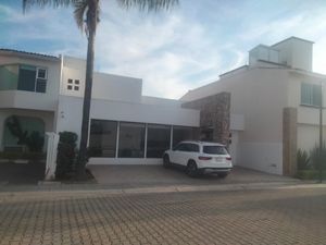 CASA EN VENTA DE UN PISO EN PRIVADA CORREGIDORA QUERETARO RCV240708-MN