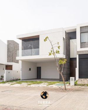 HERMOSA CASA DE 3 RECAMARAS CON CUARTO DE SERVICIO EN  PUNTA TIBURON