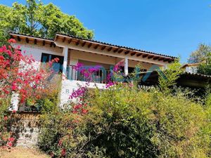 CASA EN RENTA, CON VISTA Y ACCESO AL LAGO II