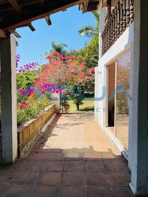 CASA EN RENTA, CON VISTA Y ACCESO AL LAGO II