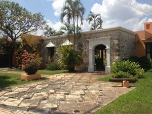 Bellísima casa colonial en renta en exclusiva privada, Chuburná.
