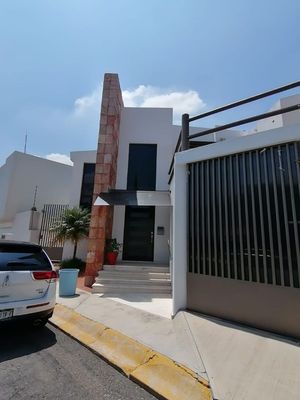 Bonita Residencia en Venta  en boulevard Atlixcayotl.