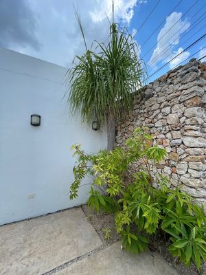 Amplia casa de un piso colonia Maya a 3 minutos de Altabrisa, con paneles