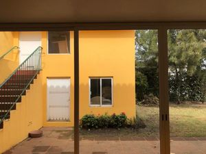 Casa estilo contemporáneo, amplia e iluminada con techos altos para actualizar