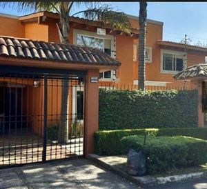 Casa remodelada  en calle cerrada con seguridad