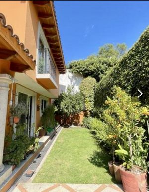 Casa remodelada  en calle cerrada con seguridad