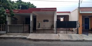Casa ideal para Inversión sobre avenida principal en Pensiones, Mérida