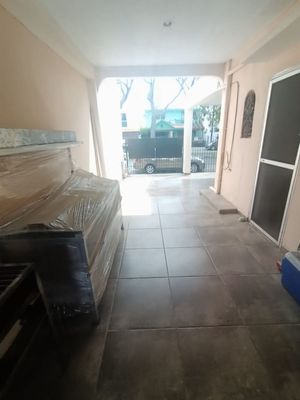 Casa ideal para Inversión sobre avenida principal en Pensiones, Mérida