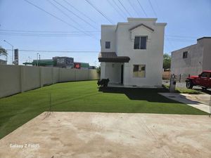 CASA EN RESIDENCIAL MONTECARLO II  EN VENTA