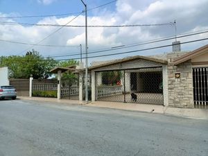 Casa en Venta de una planta  en el  Centro de Apodaca, 846m2 de terreno