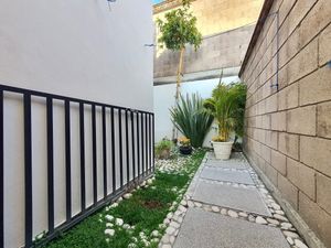 CASA EN VENTA CON JARDÍN EN LOMAS DE ANGELOPOLIS 1