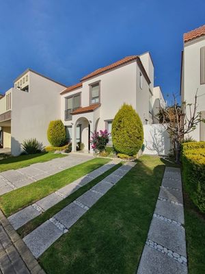 CASA EN VENTA CON JARDÍN EN LOMAS DE ANGELOPOLIS 1