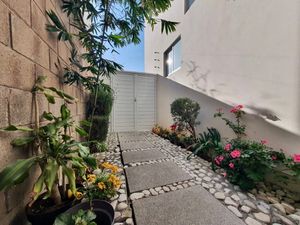 CASA EN VENTA CON JARDÍN EN LOMAS DE ANGELOPOLIS 1