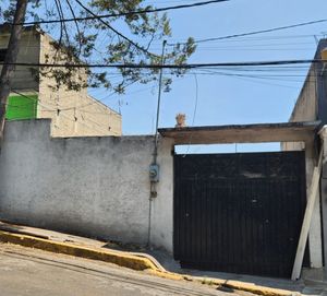 Oportunidad de terreno para construir tres viviendas en Ampliación las Águilas