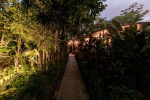Casa con jardín botánico, estanques y aviario en Cholul